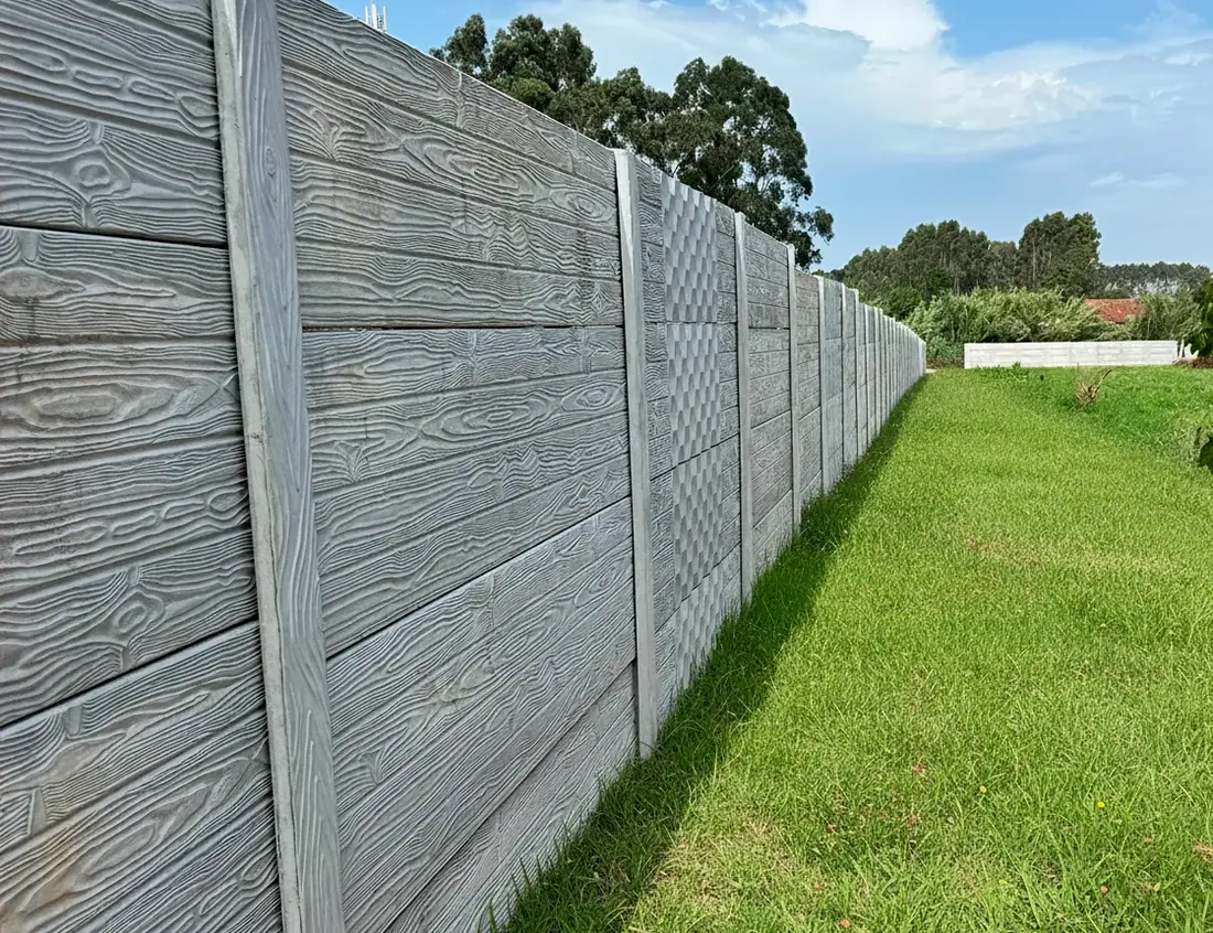 Muro de betão alto ao longo do limite de um terreno