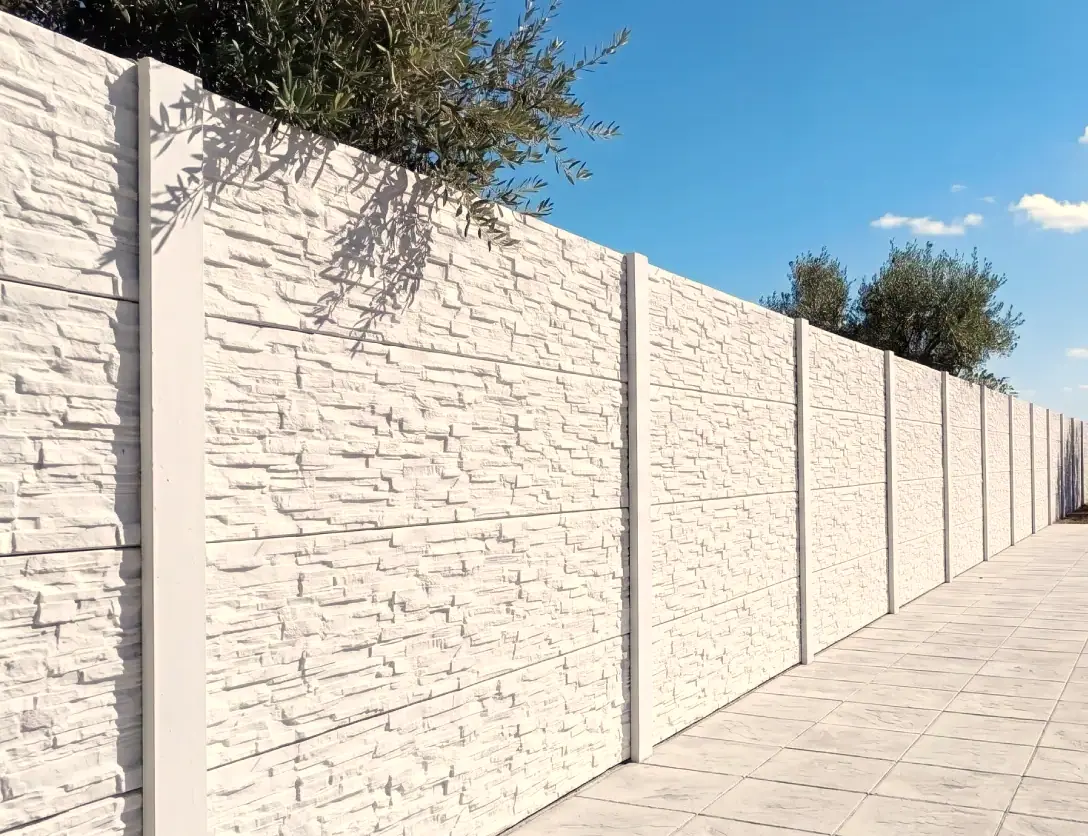Muro de betão branco com textura de pedra Alpine ao longo de um caminho com oliveiras
